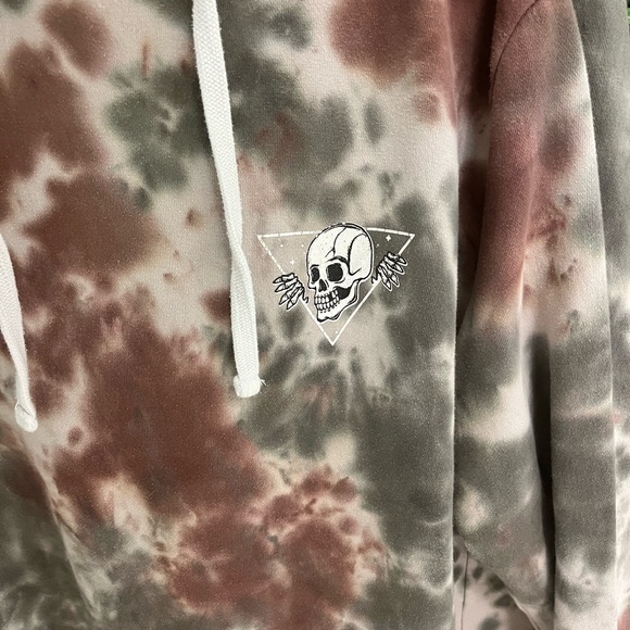 WXYZ Mfg Co Size tie-dye Skull Graphic Design hoodie - Picture 2 of 9
